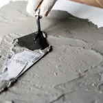 Comment enduire un mur avec du ciment